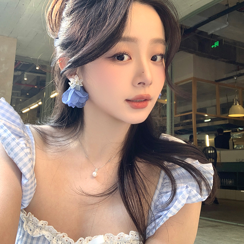 Spring fresh chiffon pearl flower earrings, women's seaside vacation style earrings, high-end, elegant and grand stud earrings Application Scenario