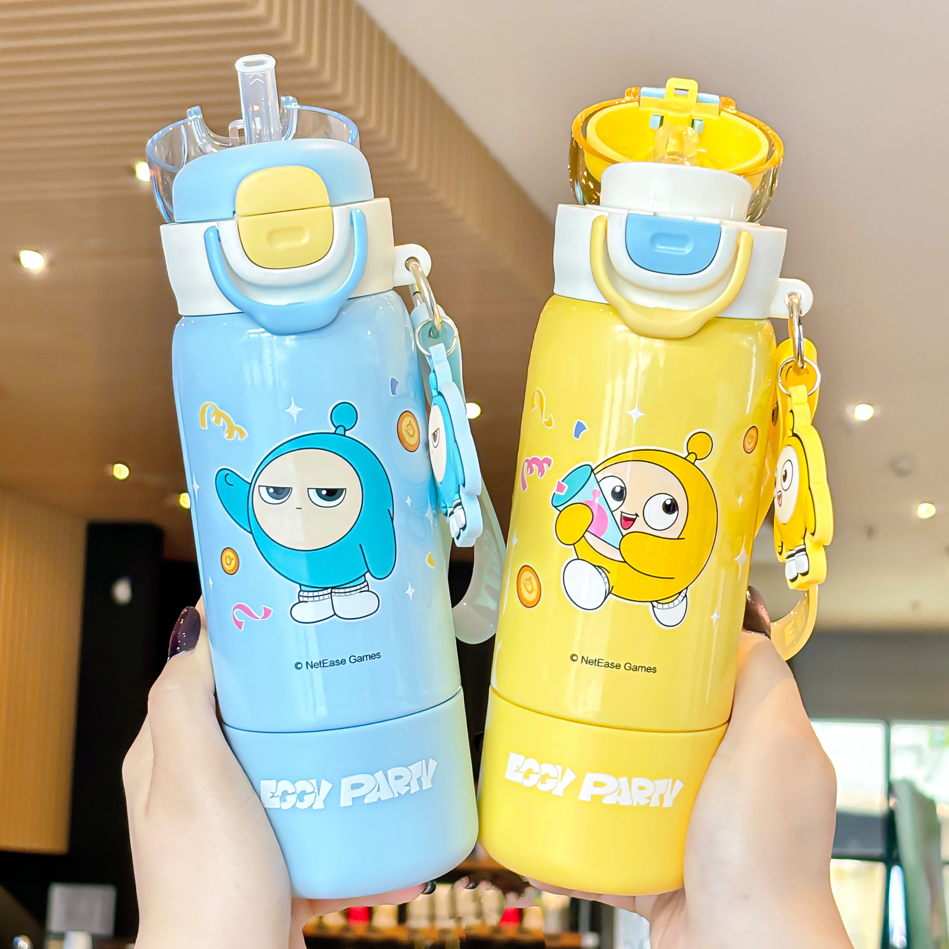 The egg doll Party Fun insulated cup comes with a sturdy teacup handle for easy carrying. It features a silk-screened design and is a double drinking cup details Picture