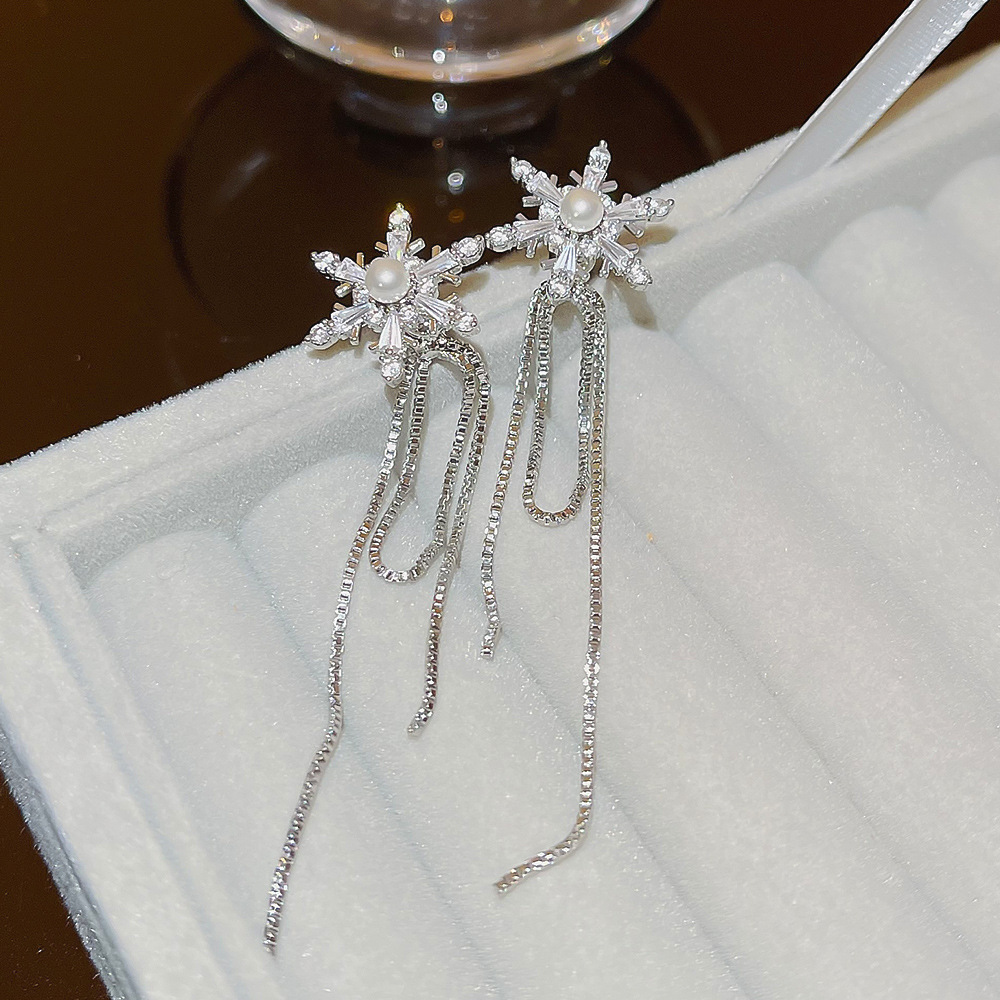 A pair of earrings with a fashionable, ethereal and niche design, the same snowflake pearl and elegant tassel earrings as the Internet celebrity, for women Specification drawing