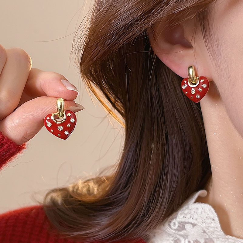 Red earrings for Christmas and New Year, a new bestseller for women in 2024, high-end and elegant stud earrings, a niche retro Hong Kong-style ear accessory details Picture