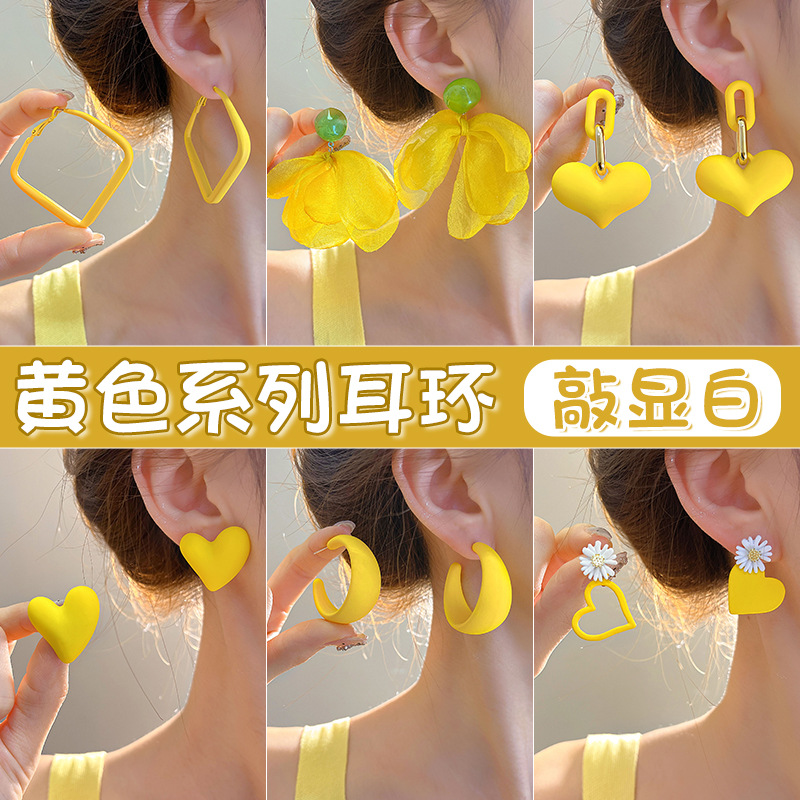 Yellow-toned gentle and elegant earrings for women, 2025 new style, high-end, niche and versatile stud earrings, trendy design style earrings full figure