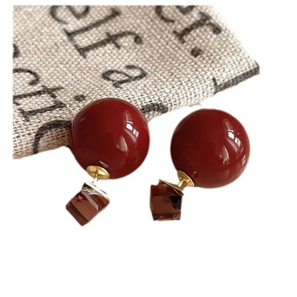 The autumn and winter red heart-shaped elegant earrings exude a sense of sophistication for women. The simple and niche stud earrings are the new 2024 bestsellers and Internet celebrities Item Picture