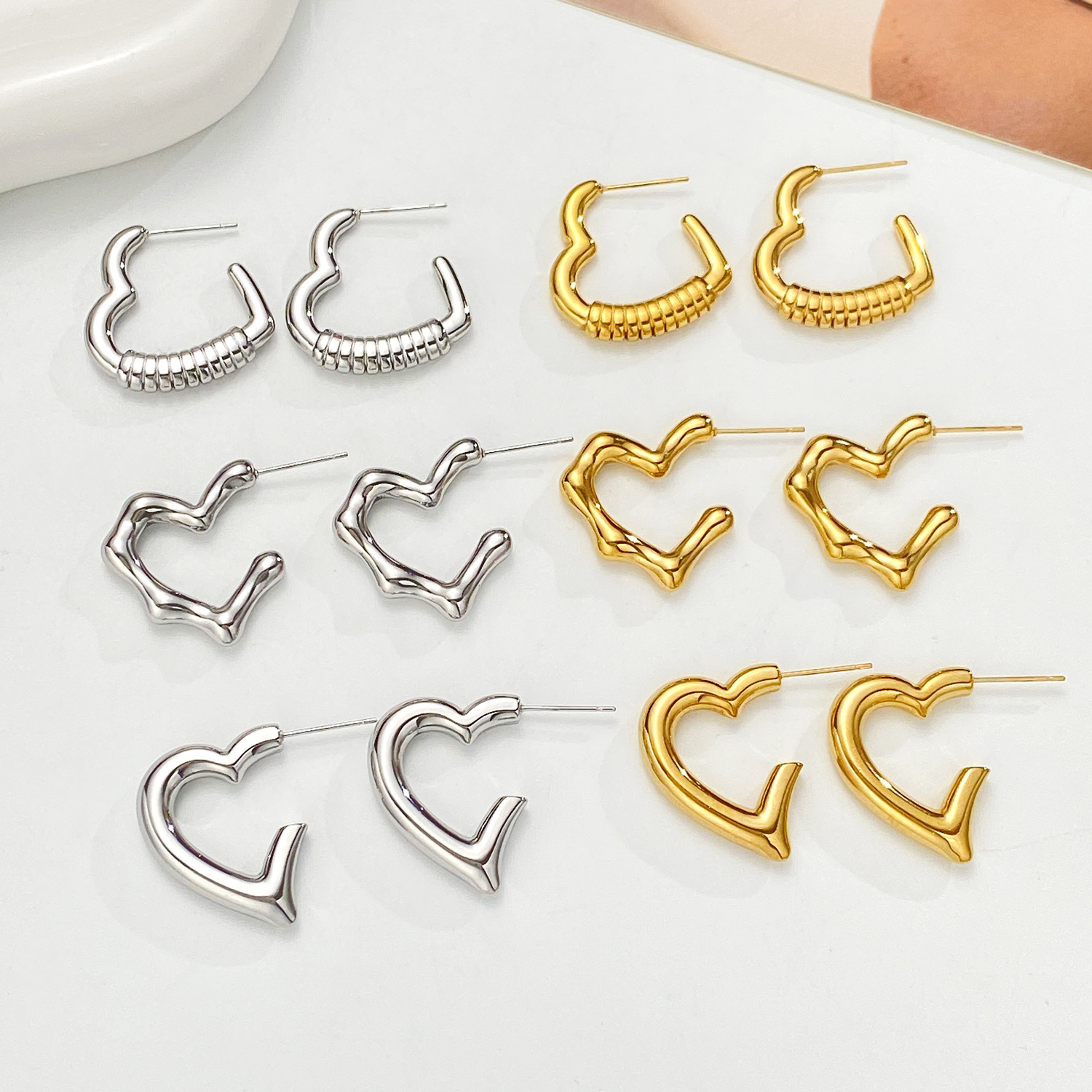 Cross-border new geometric heart-shaped earrings, women's ins style, European and American creative design heart-shaped stud earrings, fashionable earrings wholesale Specification drawing