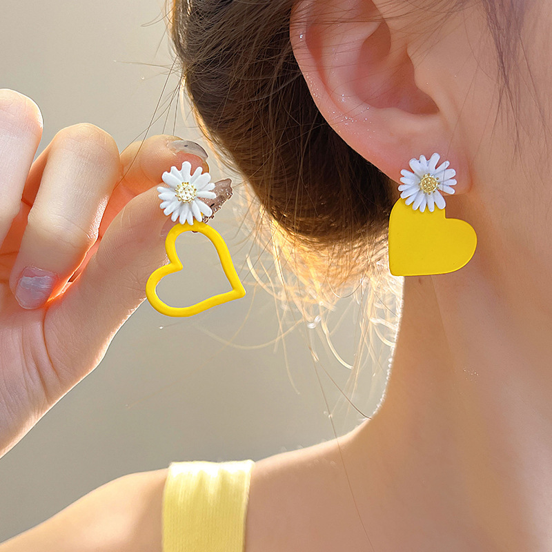 Yellow-toned gentle and elegant earrings for women, 2025 new style, high-end, niche and versatile stud earrings, trendy design style earrings details Picture