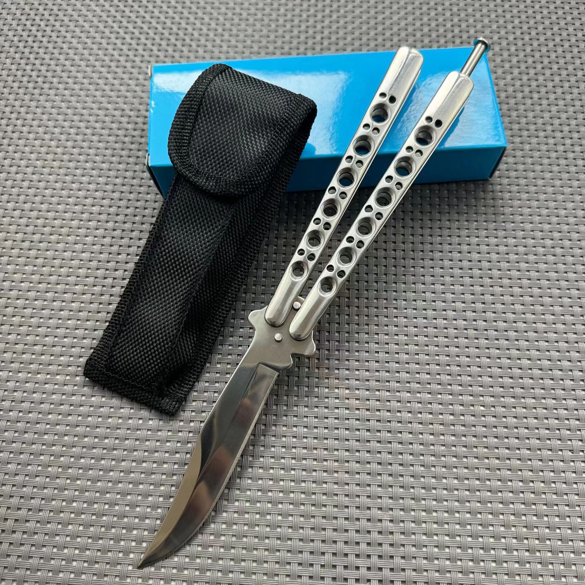 Amazon Butterfly knife Folding knife Butterfly comb practice knife factory Foreign trade CSGO competitive toys without sharp edges Application Scenario