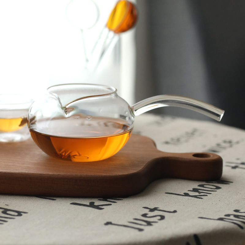 Creative household long-handled side-handled fair cup, high-temperature resistant Gongfu tea glass tea divider, glass spoon, tea ceremony accessories Application Scenario