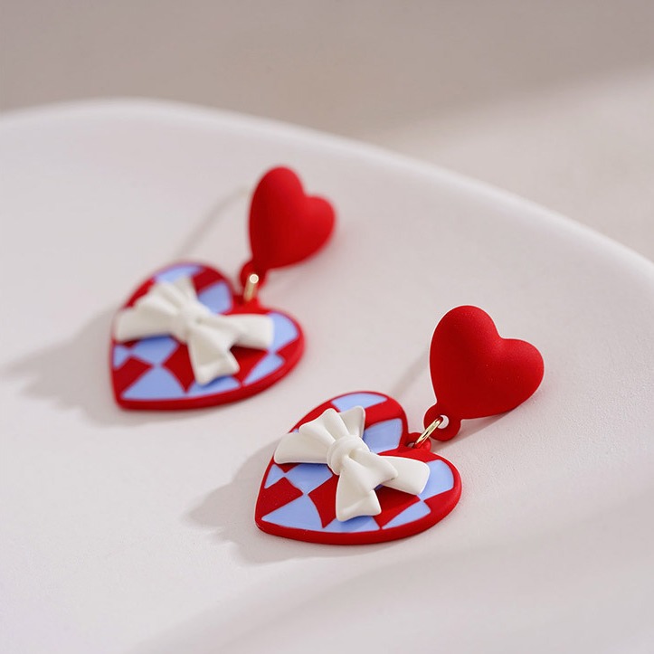 Red heart-shaped diamond pattern earrings, a unique and gentle touch. White bow stud earrings with a distinctive design. Valentine's Day women's earrings details Picture