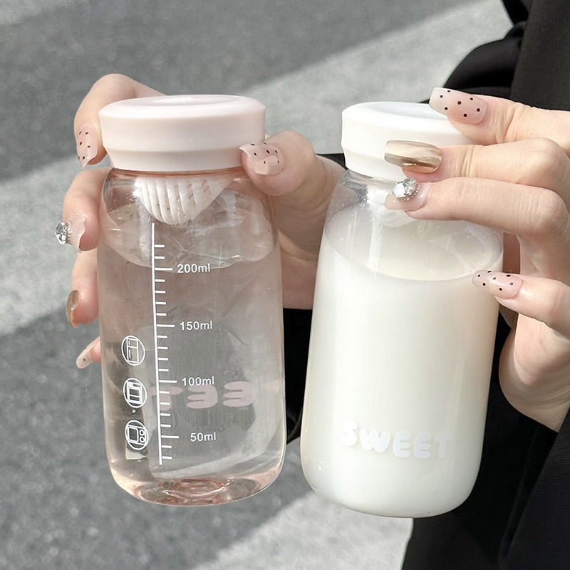The high-appearance-level water cup is in an ins style, portable and cute. It is a transparent and small water cup. The plastic milk cup is convenient for direct drinking full figure