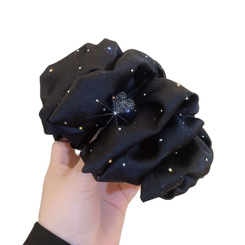 The new Starry Sky heart-shaped cloud grabber exudes a light luxury and high-end feel. The shark grabber shows off the hair volume and is a fashionable and sweet hair accessory Item Picture