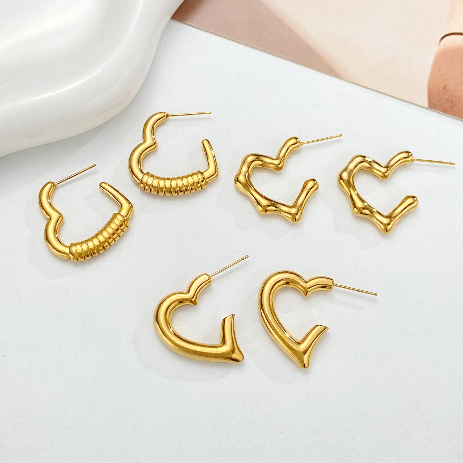 Cross-border new geometric heart-shaped earrings, women's ins style, European and American creative design heart-shaped stud earrings, fashionable earrings wholesale Application Scenario