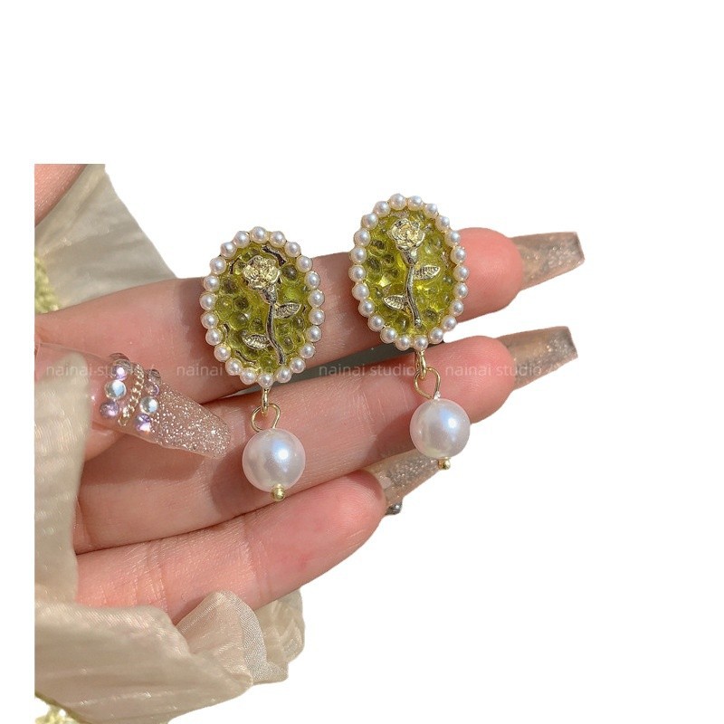 Fresh and clean green stud earrings, a unique and high-end forest-themed crystal earrings, new spring earrings for 2025 Item Picture