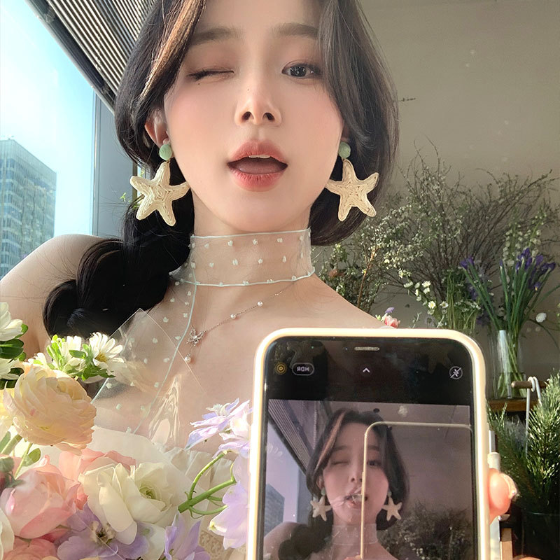 Xihai Island Seaside vacation style straw-woven sunflower earrings, unique and elegant slimming earrings, women's exaggerated stud earrings Application Scenario
