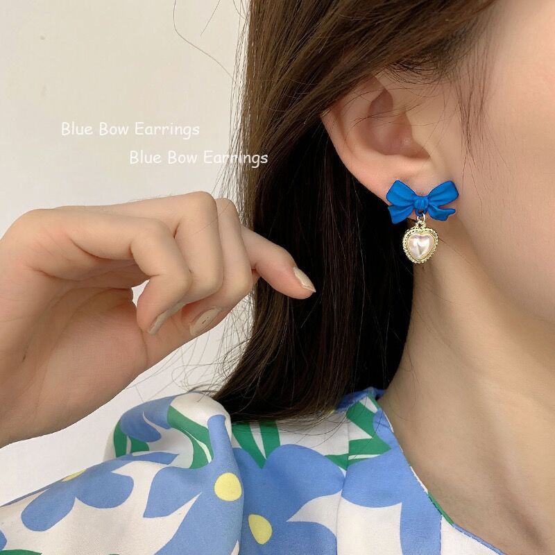 Simple blue flower stud earrings for women, high-end white heart-shaped earrings for women, new style and versatile earrings for 2025 Application Scenario