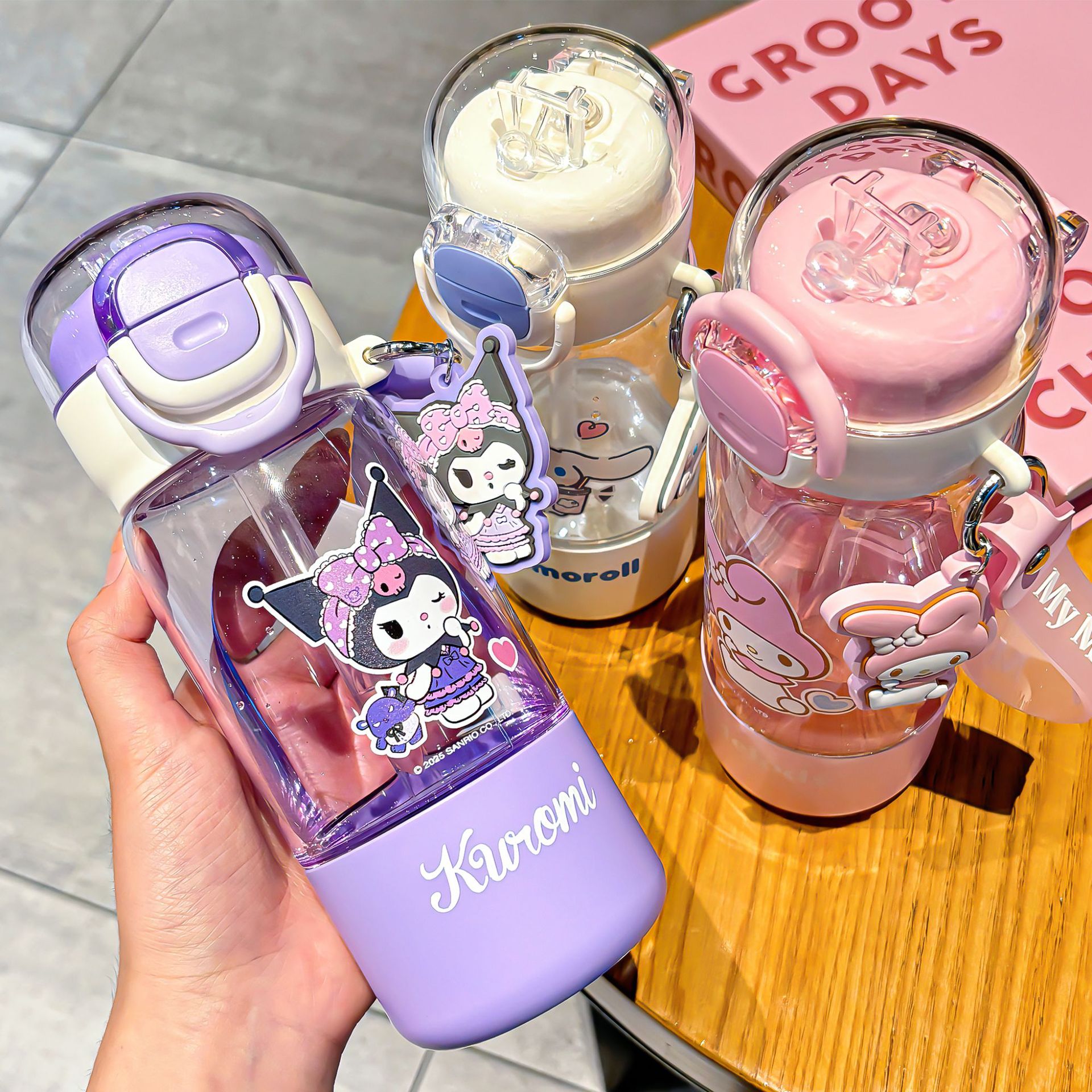 The new Sanrio water cup has a high appearance level and is cute for girls. The tritan straw cup has a large capacity and is a cartoon portable cup for children full figure