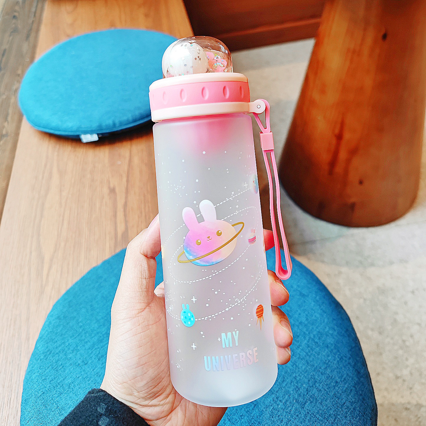 Wholesale of cute and highly attractive plastic cups, frosted cartoon planet water cups, student tea brewing and direct drinking space cups with filters Application Scenario