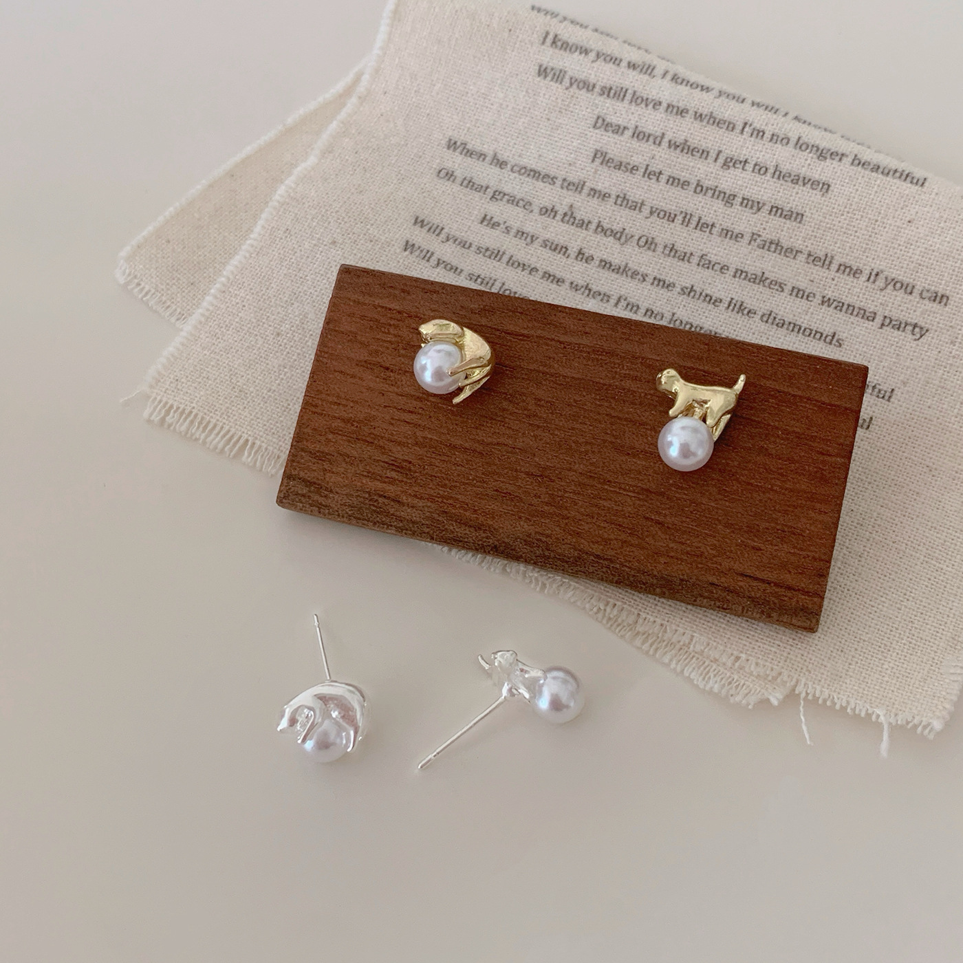 Simple and personalized gold and silver, cute and laid-back cat pearl stud earrings, small and exquisite female student daily earrings Application Scenario