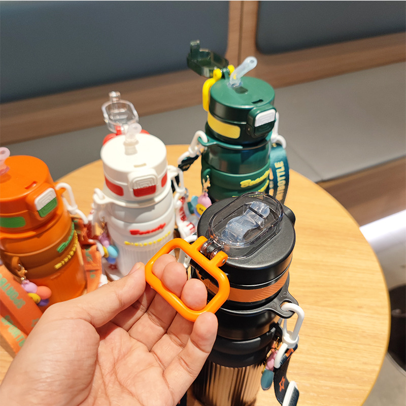 High appearance level 3D pendant, large-capacity water bottle, double-spout insulated water cup, outdoor straw, shoulder strap, handle, sports water bottle Specification drawing