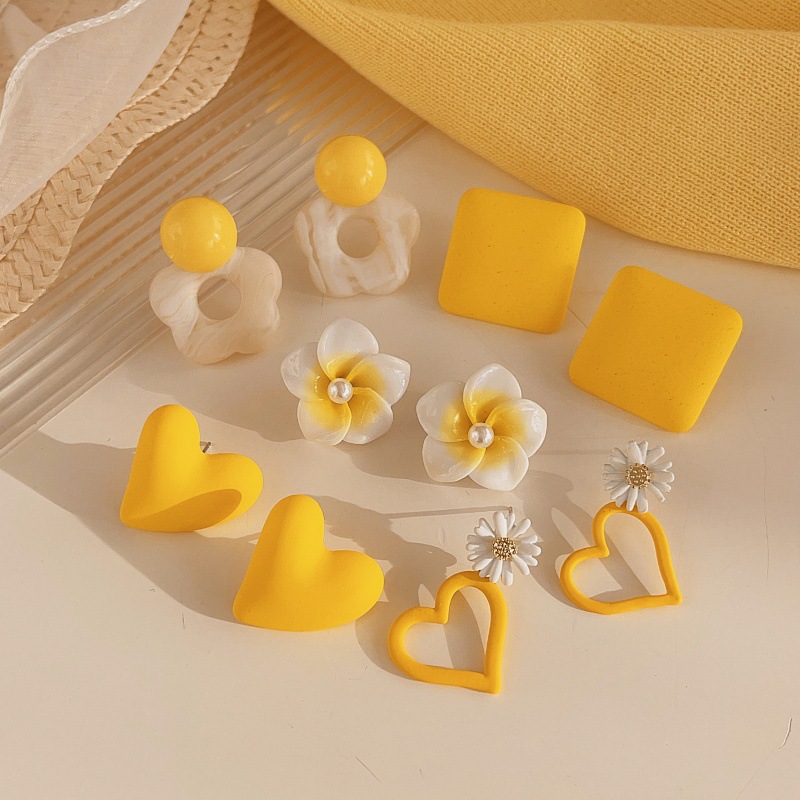 Fresh and light yellow floral stud earrings for women's summer sweet, 2025 new high-end and niche design earrings Application Scenario