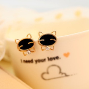 Korean fashionable and cute black smiling cat water diamond stud earrings, alloy oil-dripping cat earrings, female student accessories Application Scenario