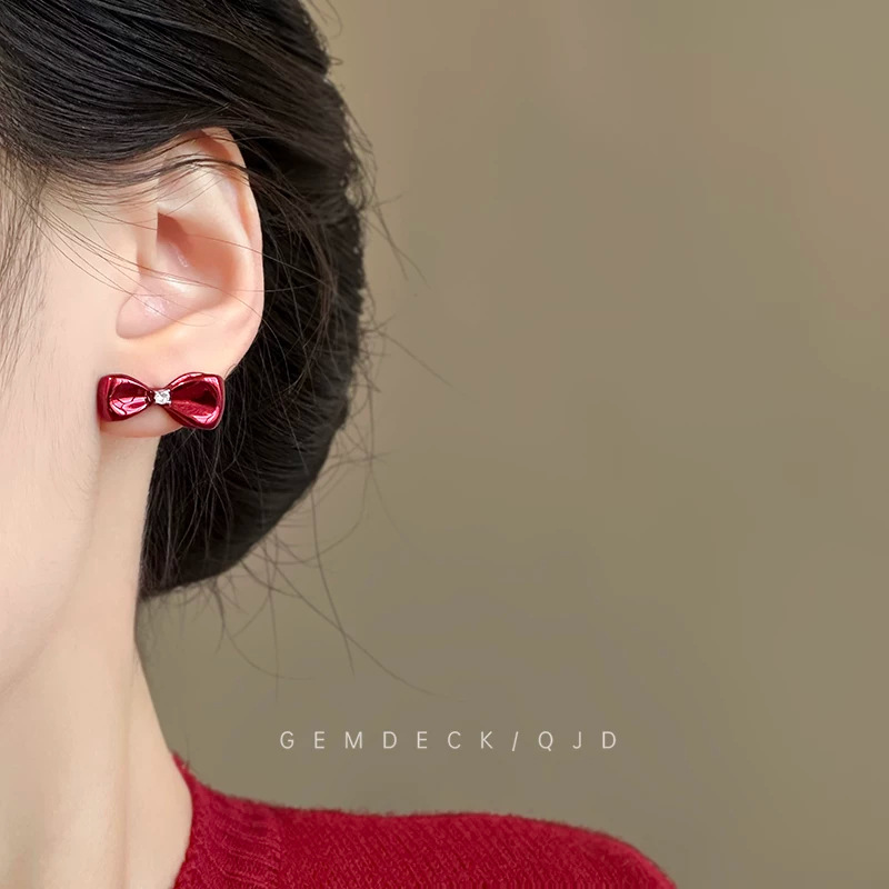 French retro heart-shaped red earrings exude a sense of feminine sophistication and elegance. Bow stud earrings are a niche design with a simple style Application Scenario
