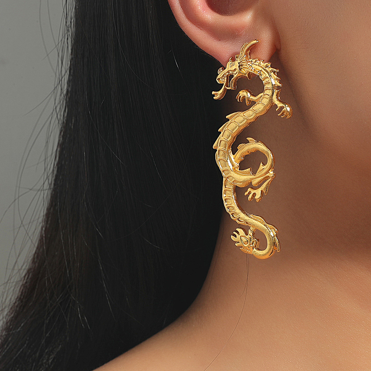 European and American InS-style exaggerated golden dragon earrings, retro female charm, alloy animal stud earrings, zodiac year earrings full figure