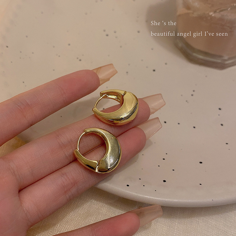 French retro metal teardrop earrings, a fashionable, niche, high-end and versatile accessory with a simple and elegant style for women details Picture