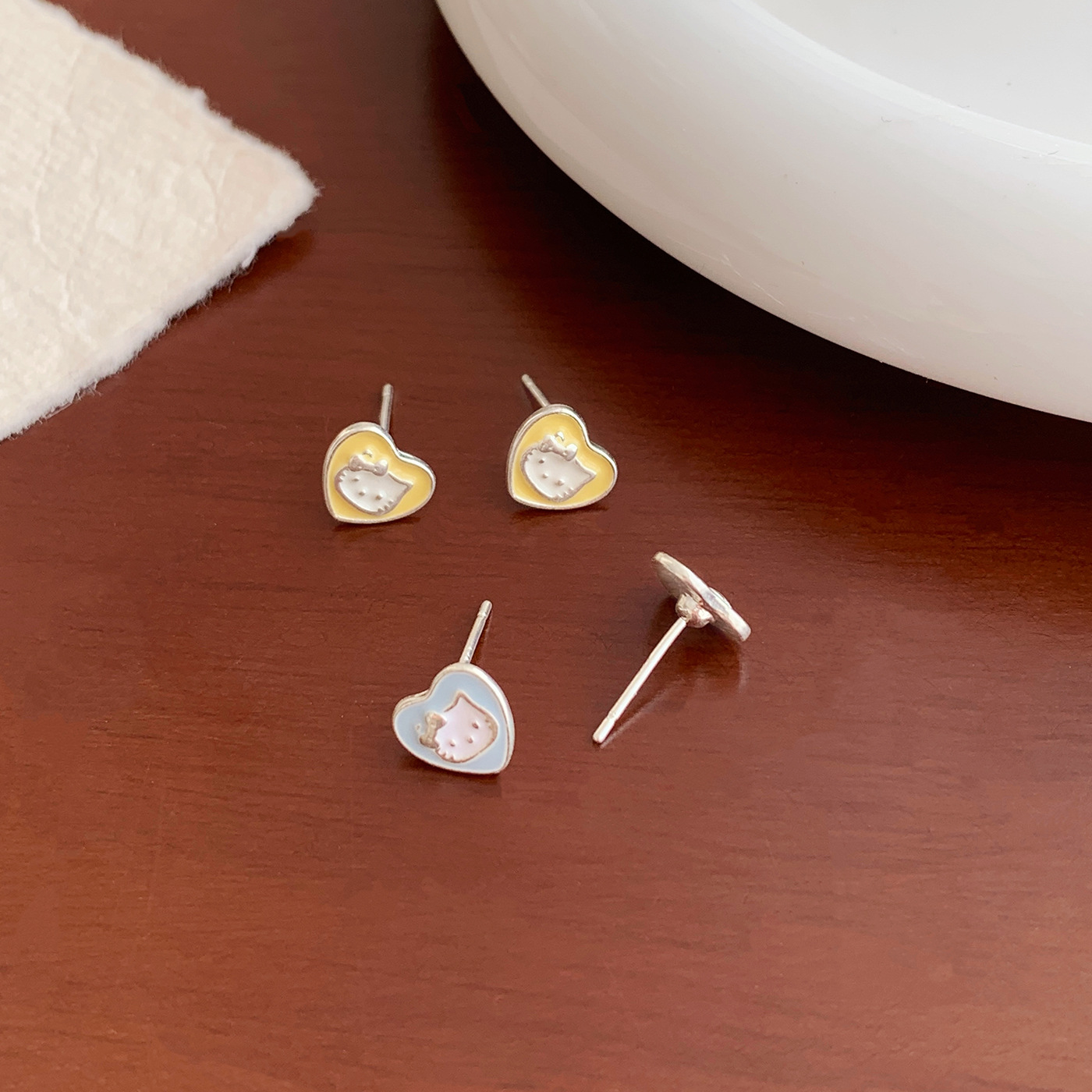 Cartoon cute oil-dripping heart KT cat ear stud three-piece set, small, exquisite and sweet girl's heart earrings Application Scenario
