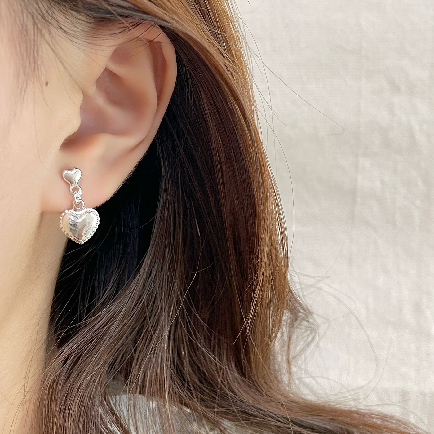 Sweet bow, simple and exquisite heart-shaped pendant earrings, women's silver needle, elegant and versatile, daily student small stud earrings details Picture