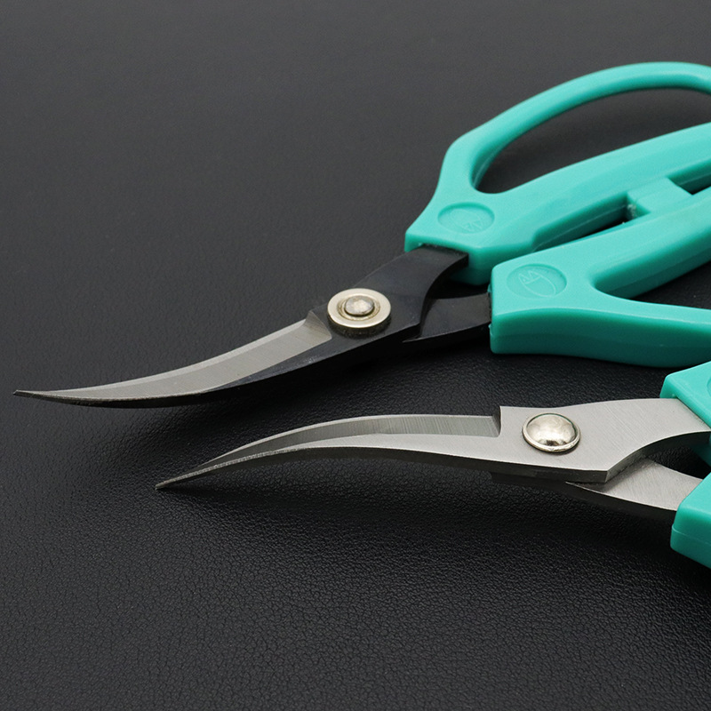 Elbow scissors, stainless steel upturned head, industrial rubber sole, leather trimming, garment making, garment tailoring, cutting, wiring head Application Scenario