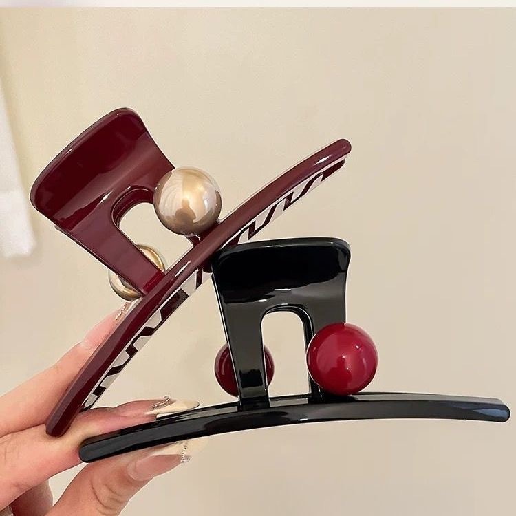 Large pearl Encore red grabber women's large size, high-end and elegant style hair clip, large volume hair clip, shark clip Application Scenario