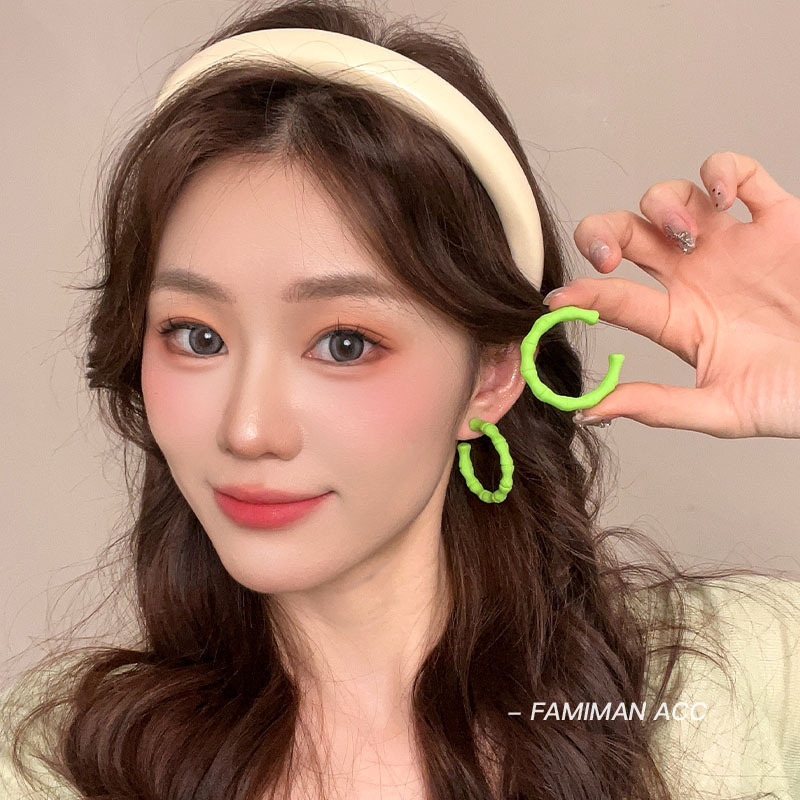 Fresh and clean green earrings for women, a new style in 2025, with a high-end feel, niche individuality, stud earrings, and fashionable ear rings Specification drawing
