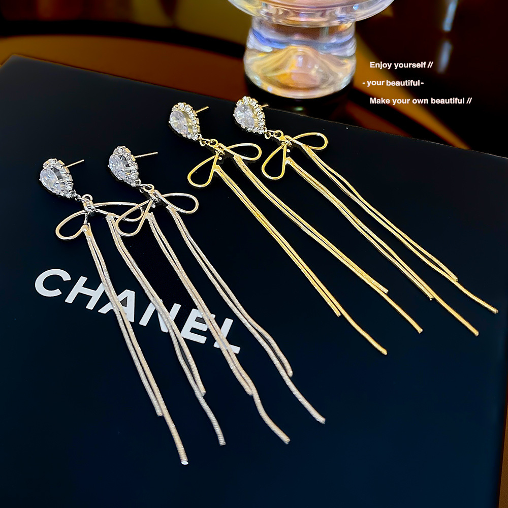 The new 2025 trendy European and American style teardrop bow tassel earrings exude a sense of sophistication and fashion full figure