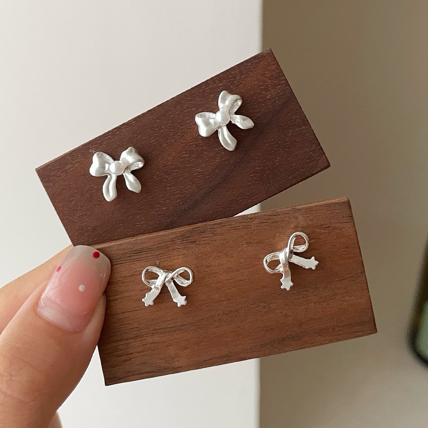 Sweet, delicate and small silver bow stud earrings, women's silver needles, versatile for daily use, minimalist style, star pearl earrings details Picture