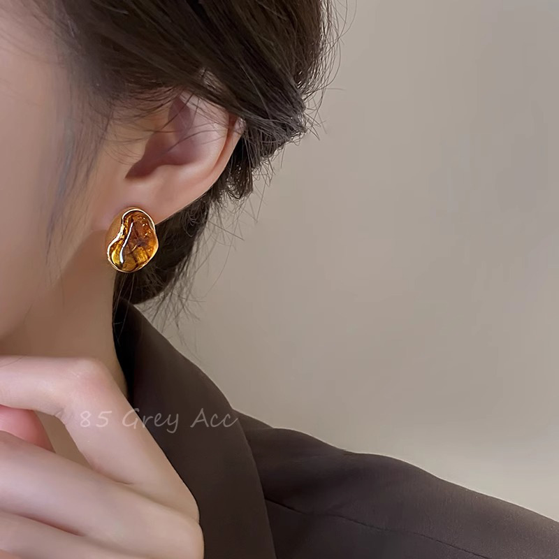 Retro-style Maillard amber stud earrings for women, a niche design with a high-end feel, are light luxury and versatile earrings for autumn and winter Specification drawing