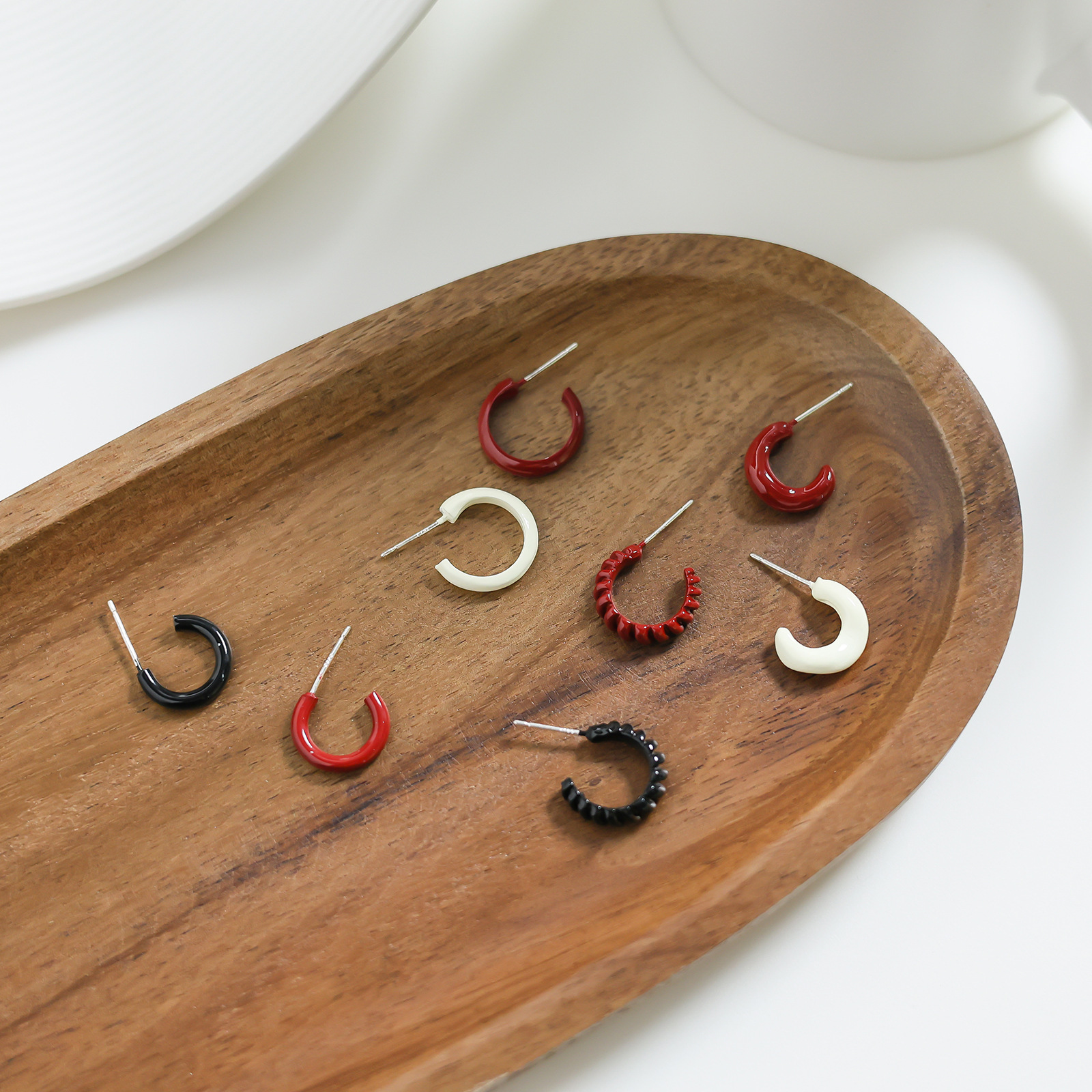 For the 2024 autumn and winter collection, the new Ankora red C-shaped ear rings, silver needles, elegant and versatile stud earrings, and simple ins earrings are available for wholesale details Picture