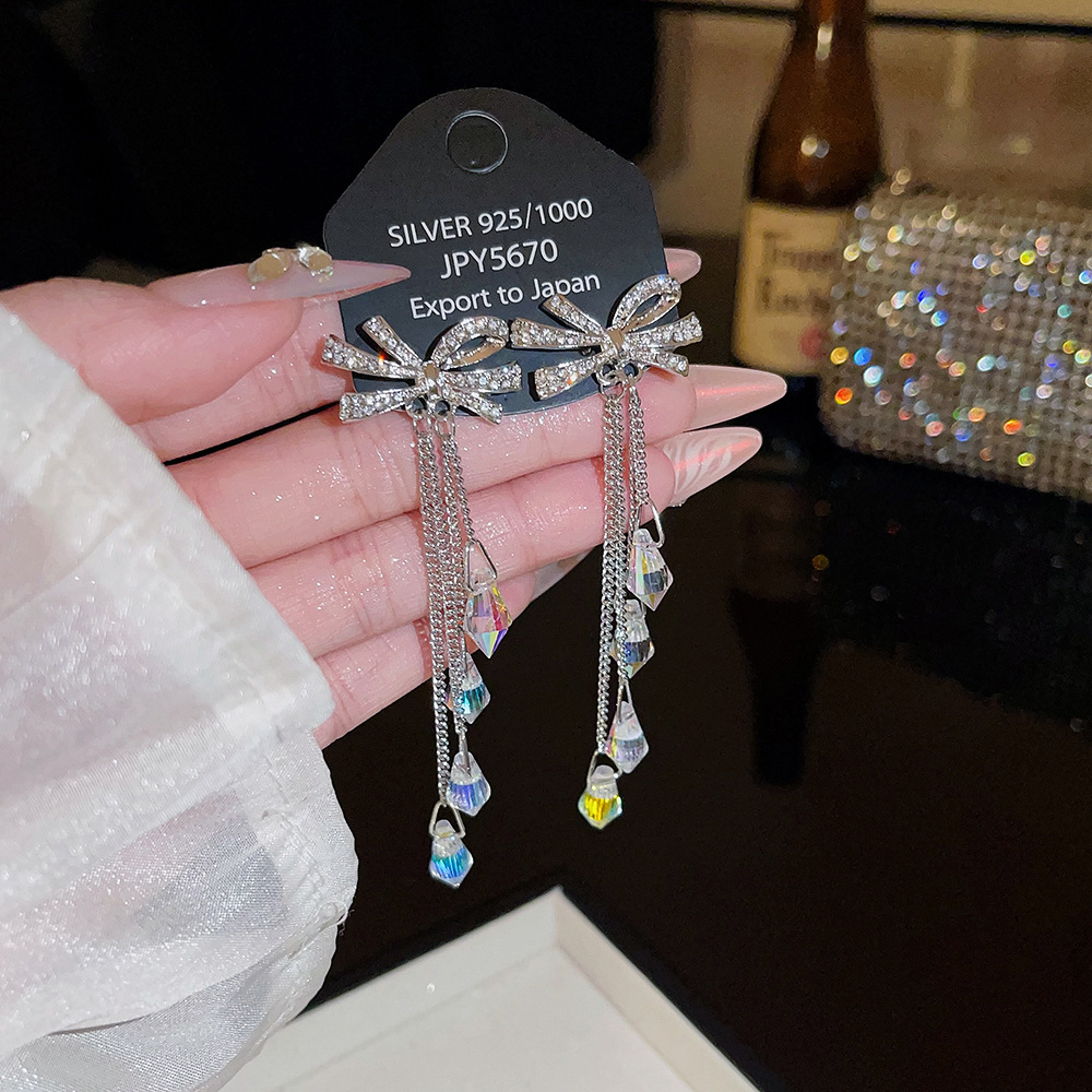 Fashionable and elegant bow tassel earrings, high-end autumn and winter exquisite earrings, light luxury and cold style, stud accessories for women details Picture