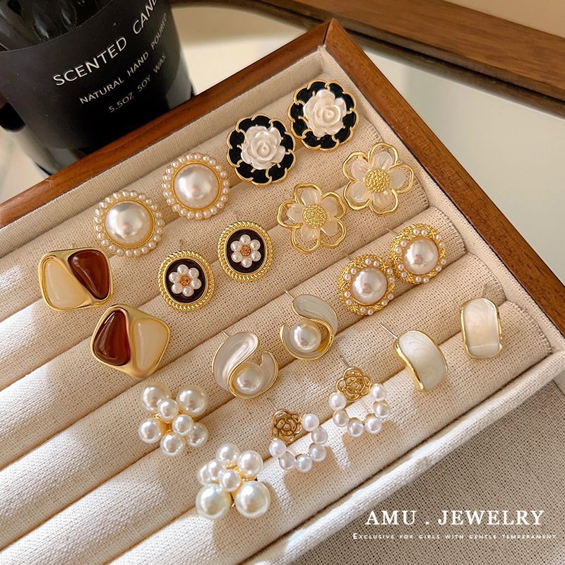 Small and exquisite design stud earrings 2024 New trendy ins design earring set Pearl earrings batch full figure