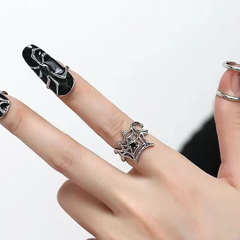 A niche and high-end metallic black spider web neutral opening ring, a sweet and cool girl's personality retro best friend ring Specification drawing