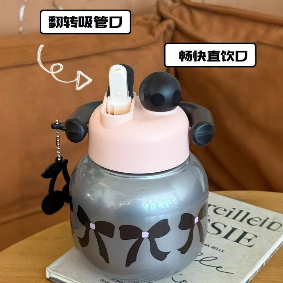New double-drinking teapot with a high appearance level, large-capacity plastic cup, portable student hand-held, large-bellied double-drinking cup Application Scenario