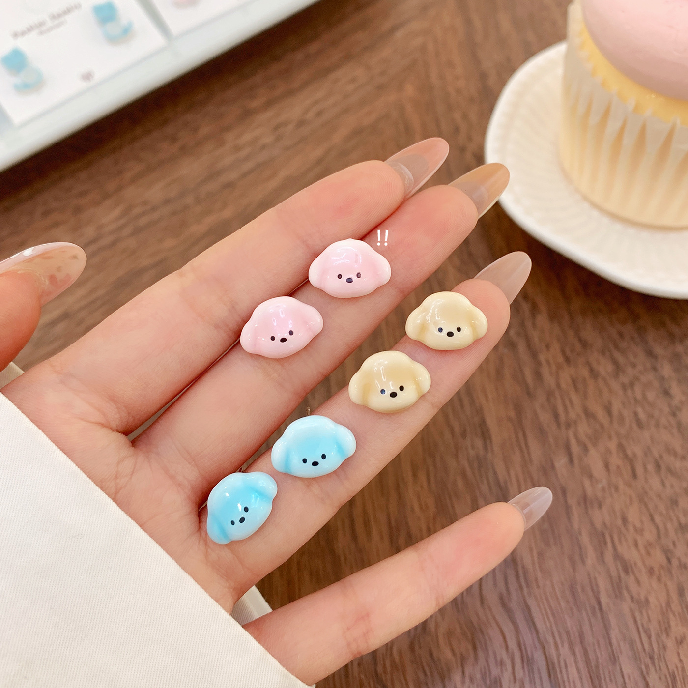 Cute cartoon candy-colored jelly oil-dripping cat and dog earrings, silver needles for girls, delicate, fresh and sweet student earrings Specification drawing