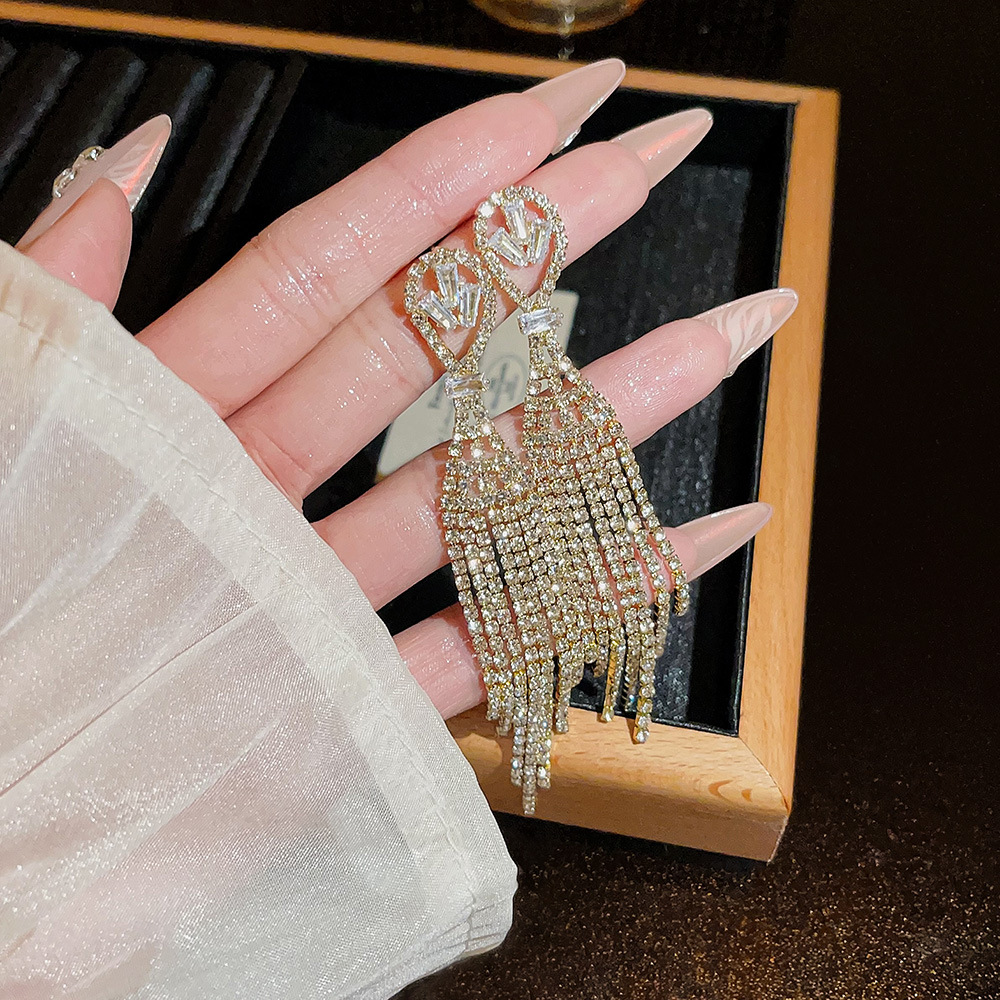 Light luxury and high-end long tassel earrings, niche design, fashionable and versatile stud earrings, exaggerated and elegant earrings for women wholesale Specification drawing