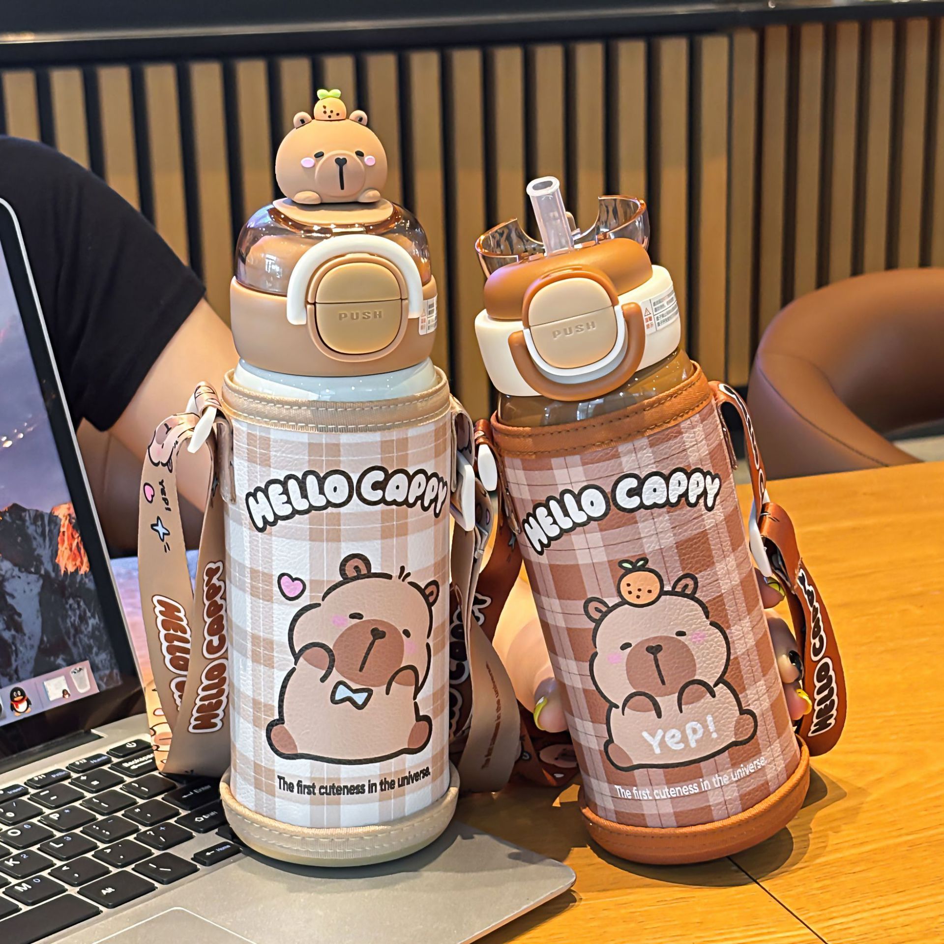 The cute Kapi Barraga-patterned insulated cup has a lockable and adjustable cup string, making it a portable double drinking cup full figure