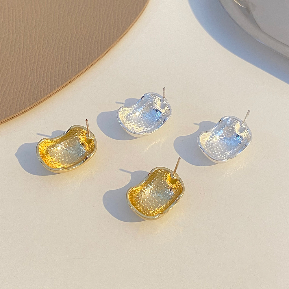 The frosted metal brushed bean earrings are a cross-border bestseller. The C geometric style stud earrings are French light luxury and popular earrings for women Application Scenario
