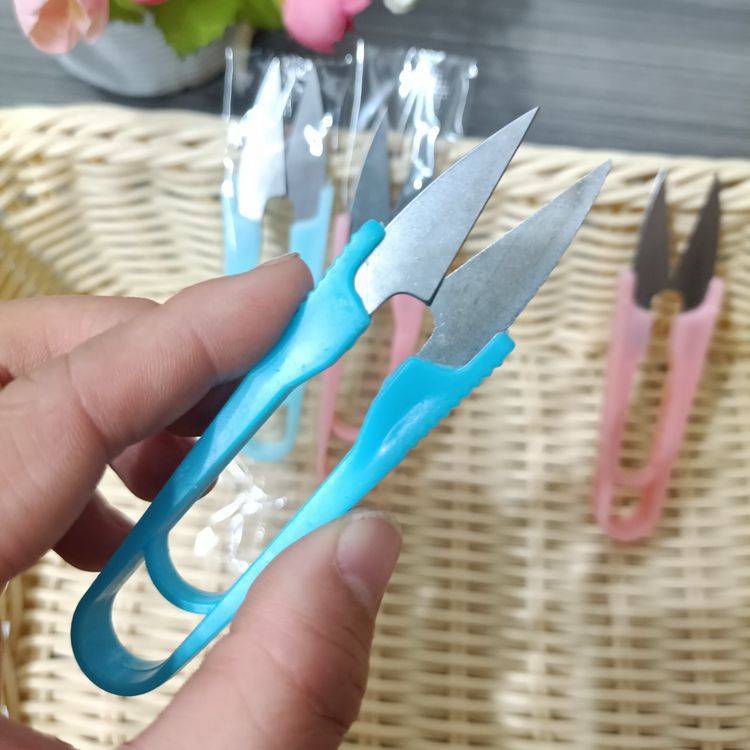 Household small scissors, U-shaped thread cutters, colored V-shaped tailors, cross-stitch, special hand tools, plastic small scissors Application Scenario