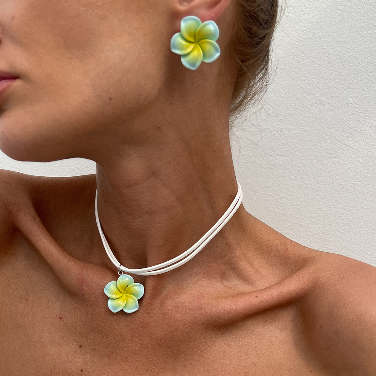 A fresh and sweet dopamine-tied flower choker frellia design necklace for women details Picture