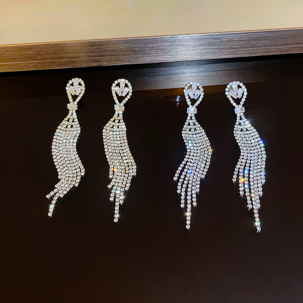 Light luxury and high-end long tassel earrings, niche design, fashionable and versatile stud earrings, exaggerated and elegant earrings for women wholesale Application Scenario