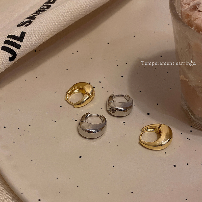 French retro metal teardrop earrings, a fashionable, niche, high-end and versatile accessory with a simple and elegant style for women Application Scenario