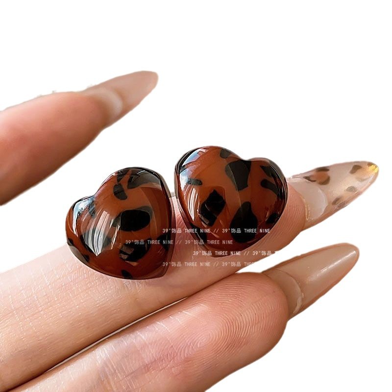 Maillard retro leopard print stud earrings for women, 2024 new bestsellers, light luxury and high-end style earrings, ear clips, and earrings without ear holes Item Picture