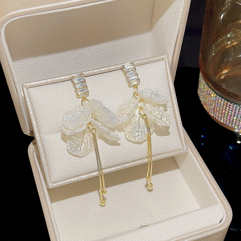 Sweet and fresh, super fairy petal earrings, high-end autumn and winter long tassel earrings, fashionable and elegant stud earrings for women full figure