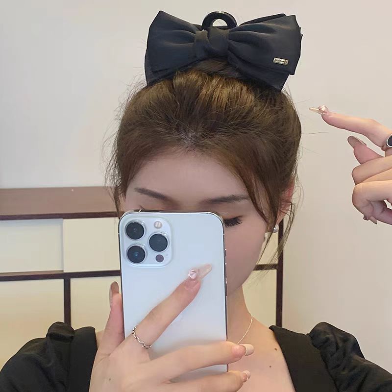 New "Fugitive Princess" hairpin for women, large double-layer bow grab clip, high-end lace shark clip, elegant hairpin Application Scenario